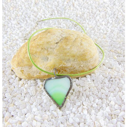 Üveg medál - zöld, szív alakú, 3x2,5 cm