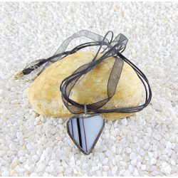 Üveg medál - fekete, fehér, szív alakú, 3x2,5 cm