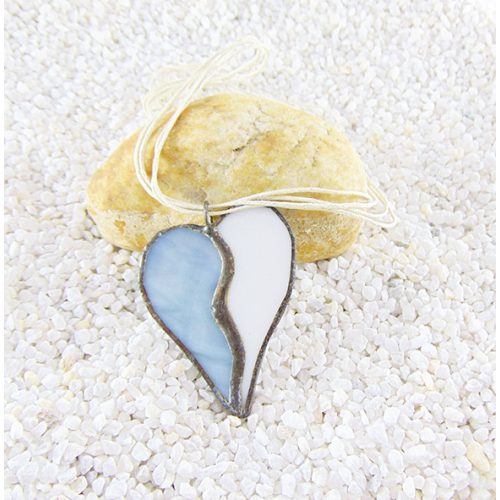Üveg medál - kék, fehér szív alakú, 4,5x6 cm